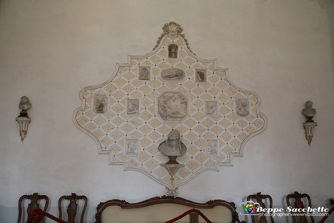 VBS_6681 - Villa Pisani - Stra (Venezia).jpg - SALA DEI DOGI  All'interno di cornici in stucco trovano posto rilievi di epoche diverse, alcuni di essi della collezione Pisani. Alle pareti vi sono i ritratti di tutti i 120 dogi veneziani, opere di ignoto autore settecentesco (nella penultima riga, Alvise Pisani, eletto doge nel 1735, 114° doge). 